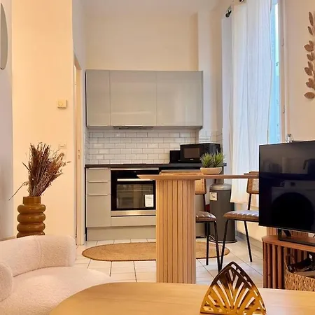 In Perfect For A Couple Or For Work Apartmán